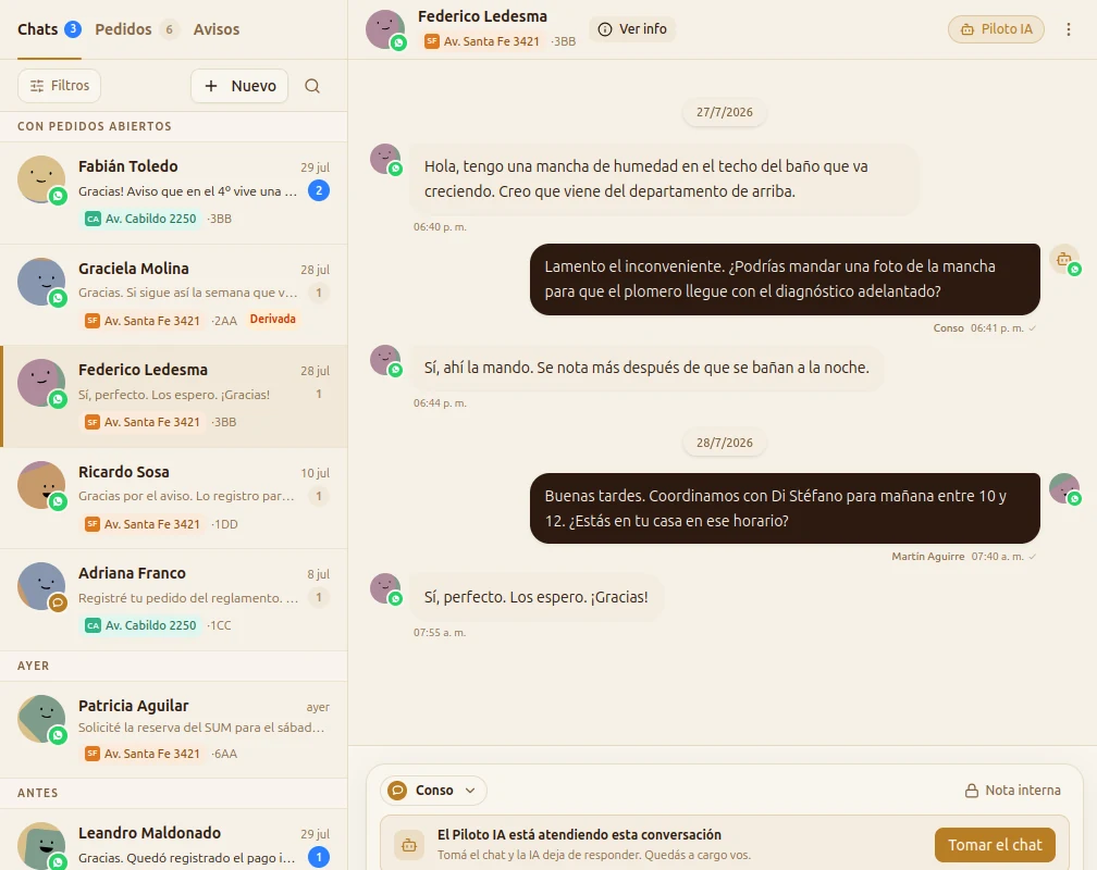 La bandeja de CONSO: la lista de conversaciones del edificio a la izquierda y el hilo con un vecino a la derecha, atendido por el Piloto IA.