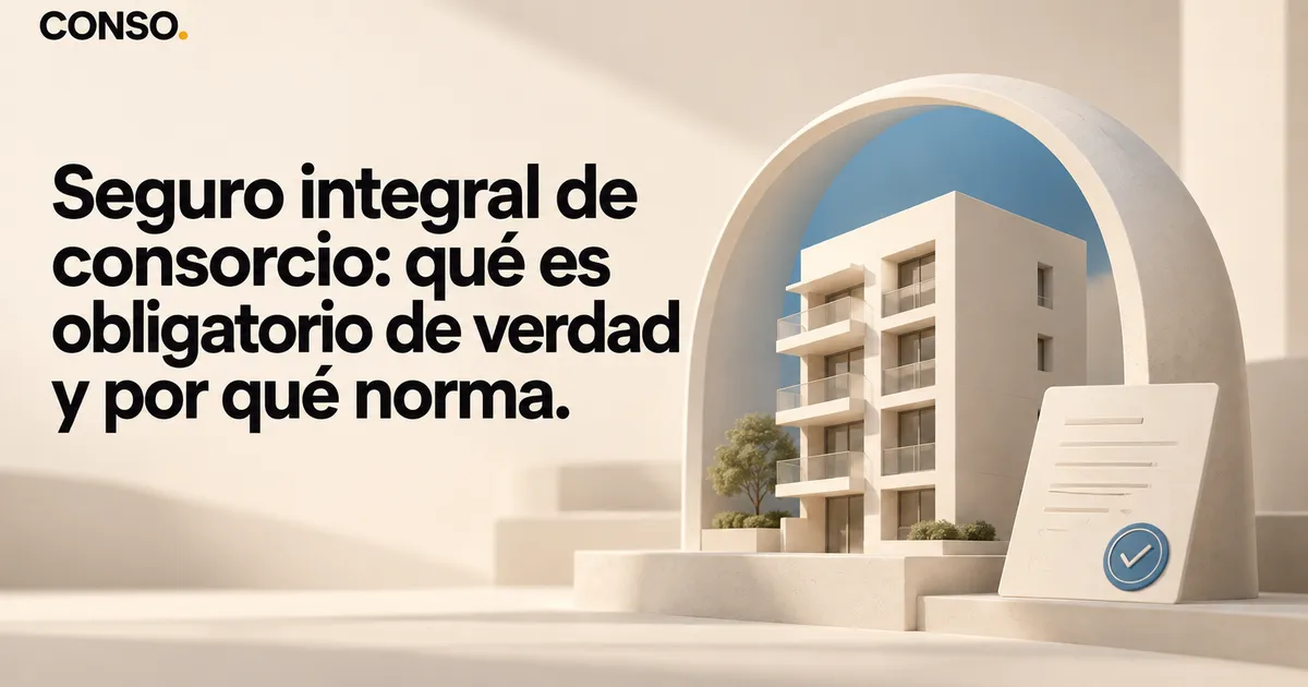 Seguro integral de consorcio: qué es obligatorio de verdad y por qué norma — una maqueta de edificio bajo un arco de piedra, junto a una tarjeta con un sello azul de verificación.