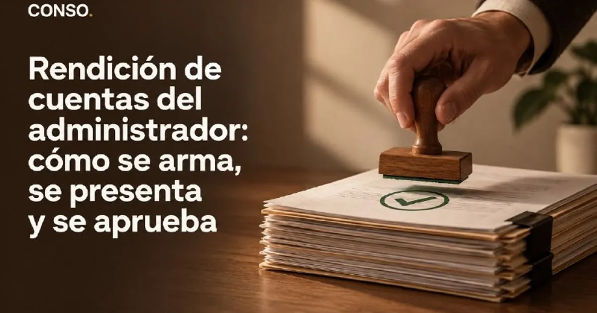 Rendición de cuentas del administrador — una mano estampa un sello de aprobado sobre una pila de planillas.